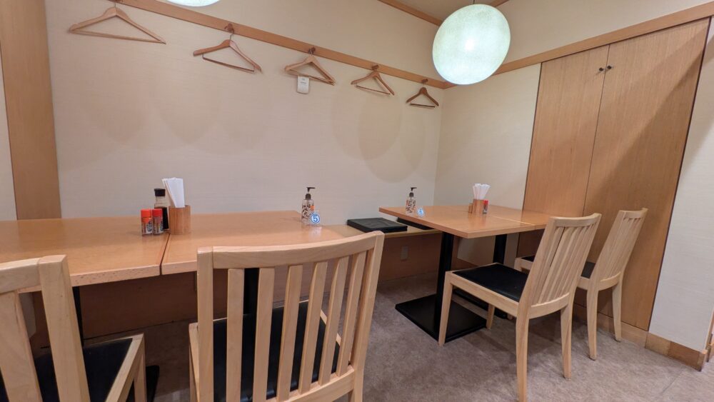 伊々のテーブル席