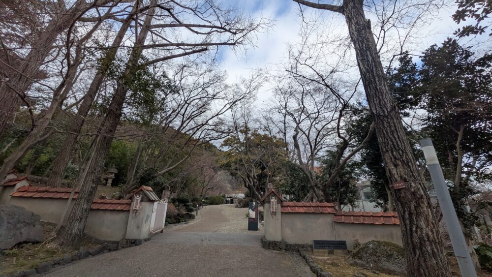 アサヒグループ大山崎山荘美術館の庭園入口