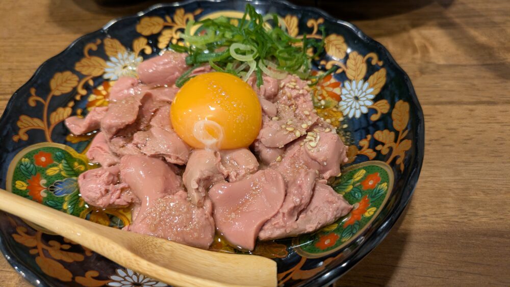 焼き鳥居酒屋鶏と酎ハイとり巣神田の白レバーユッケ