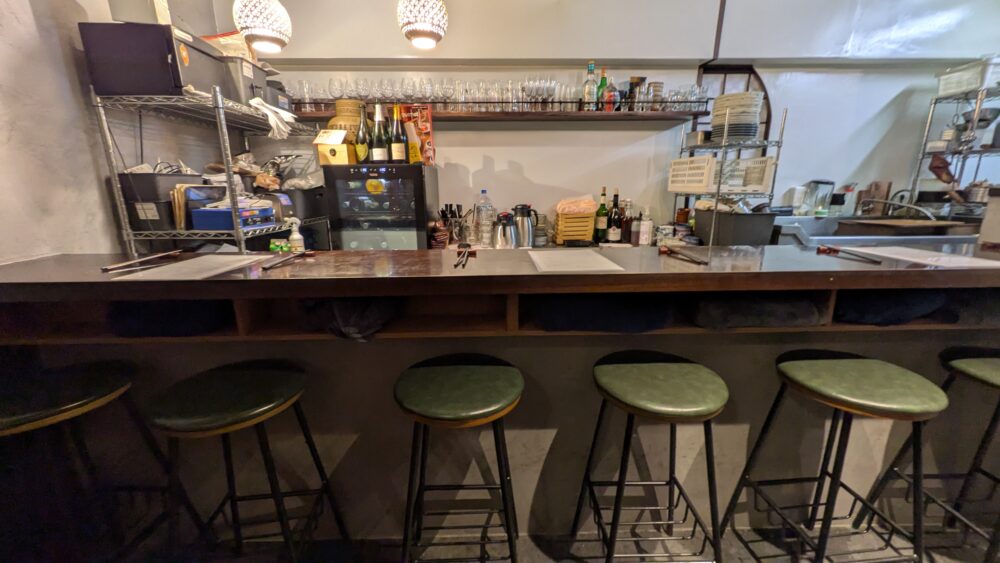 大人の町中華灯のカウンター席