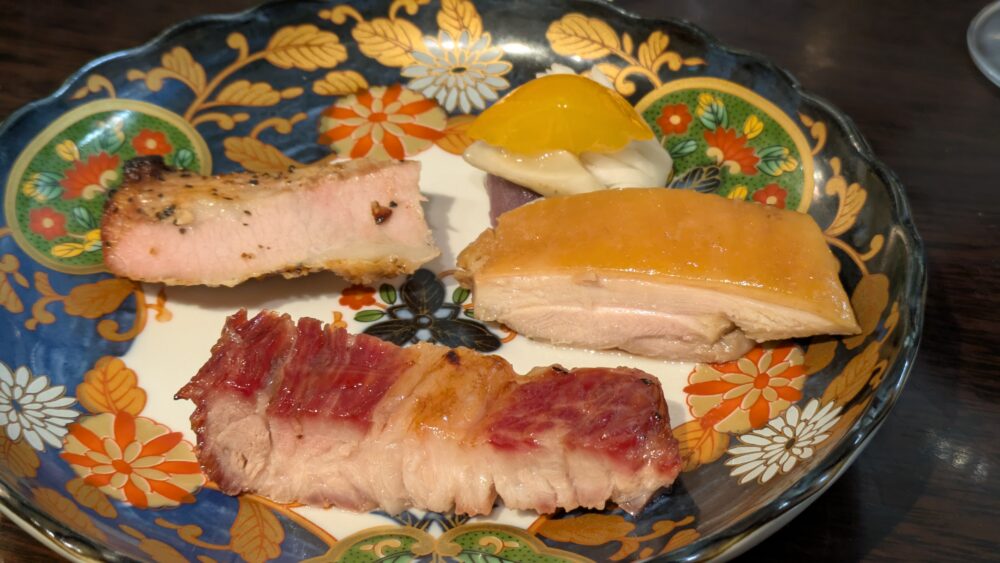 大人の町中華灯の肉料理の盛り合わせ