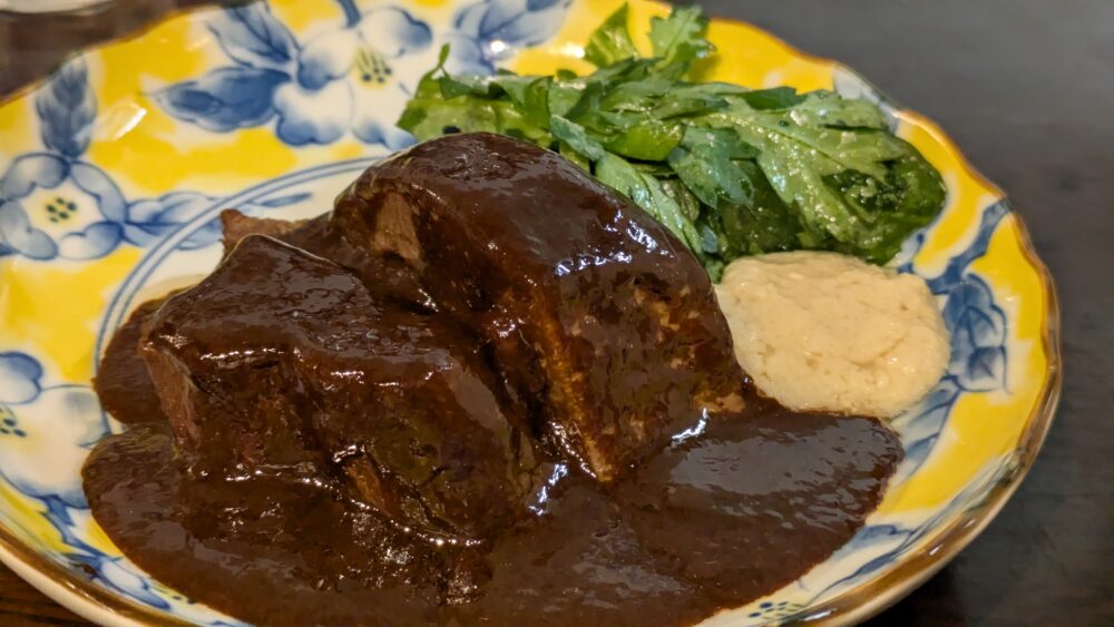 大人の町中華灯の牛タン