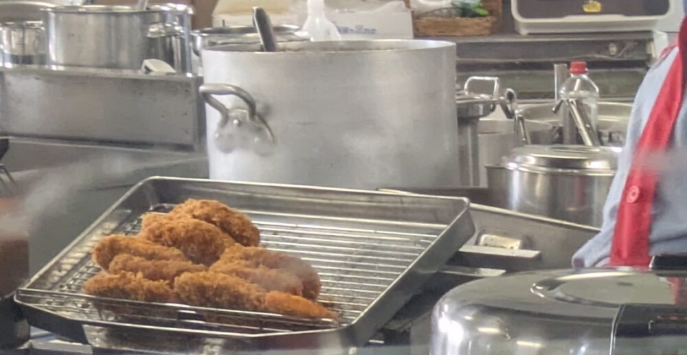 フライングフォックスのカツカレーのカツはその場で揚げたて