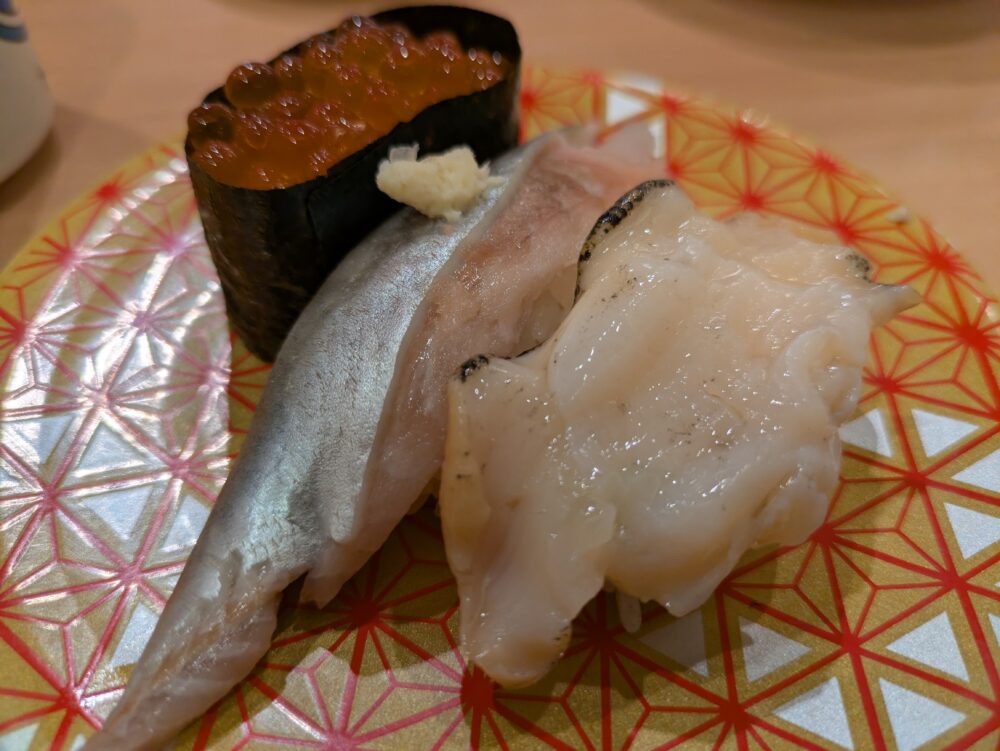 海鮮寿しトリトンアトレ品川店の生つぶ、にしん、いくらの3種盛り