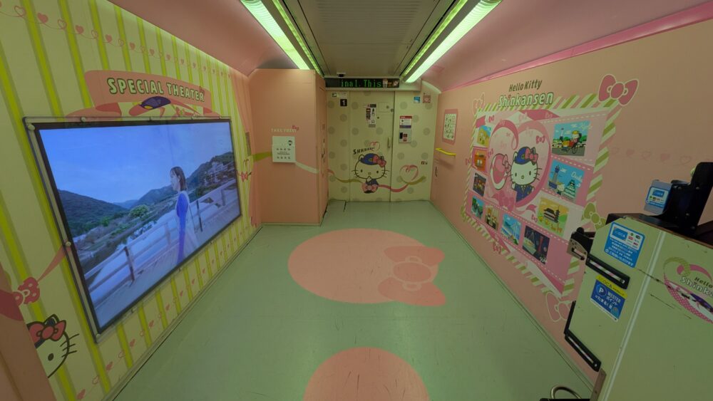 ハローキティ新幹線の1号車のディスプレイ