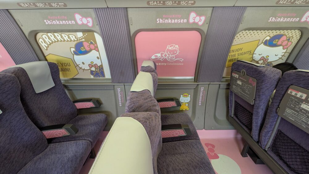 ハローキティ新幹線の車内