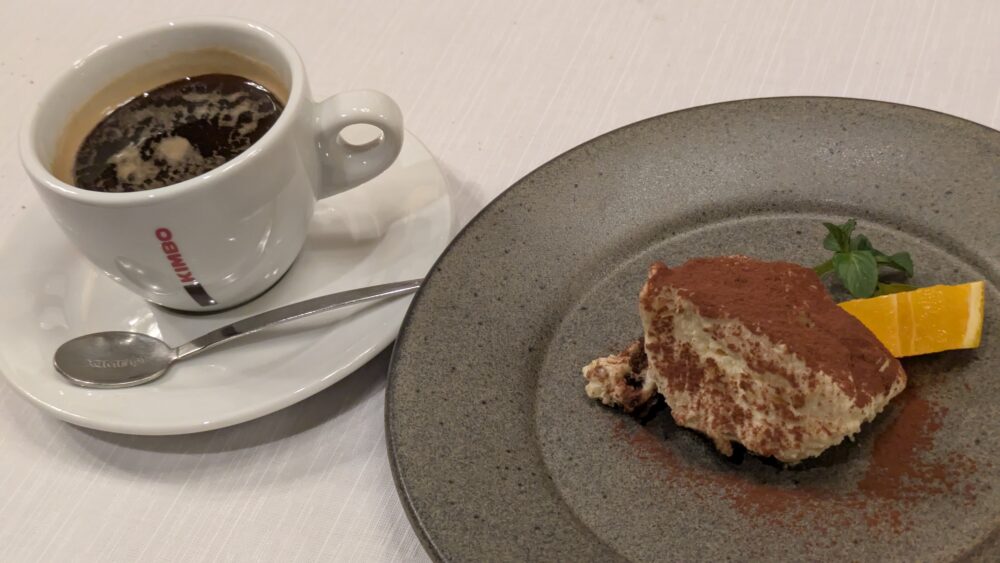 リストランテピッツェリアジャンカルロトウキョウのティラミスとコーヒー