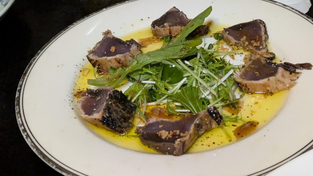 壇太の黒胡椒ニンニク炙りカツオの刺身のカルパッチョ