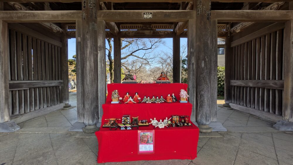 法華経寺赤門のひな飾り