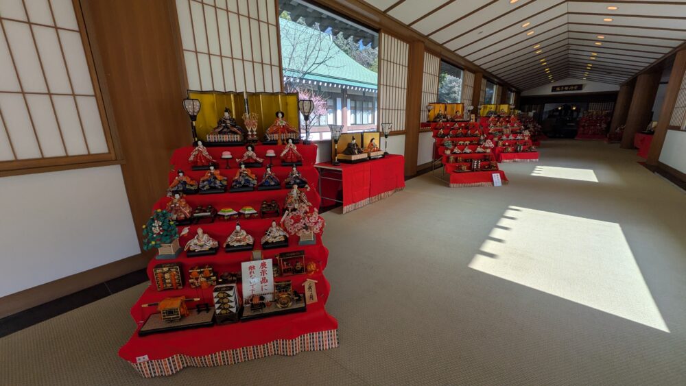 鬼子母神堂のひな飾りは壮観！