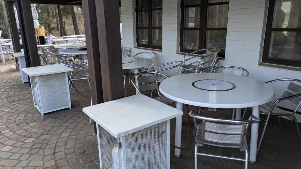 アンデルセン公園のレストランメルヘンのバーベキューのテーブル