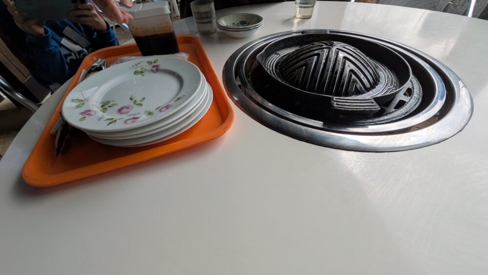 アンデルセン公園のレストランメルヘンのバーベキューの食器