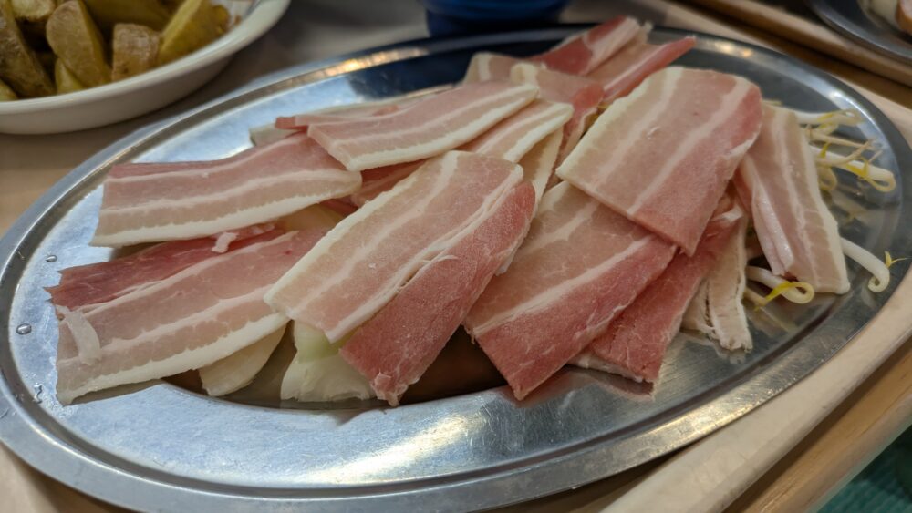 アンデルセン公園のレストランメルヘンのバーベキューの豚肉