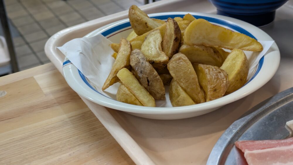 アンデルセン公園のレストランメルヘンのバーベキューのポテトフライ