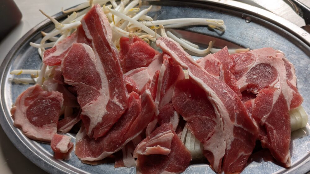 アンデルセン公園のレストランメルヘンのバーベキューのラム肉