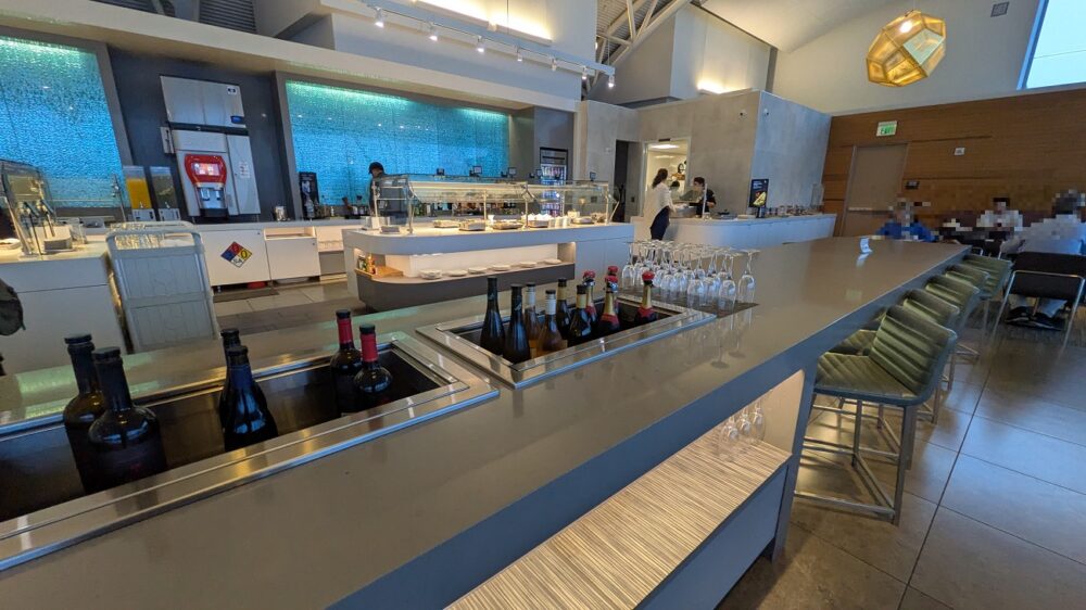 アメリカン航空のフラッグシップラウンジのカウンター