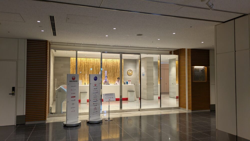 JAL羽田空港国際線サクララウンジの入口