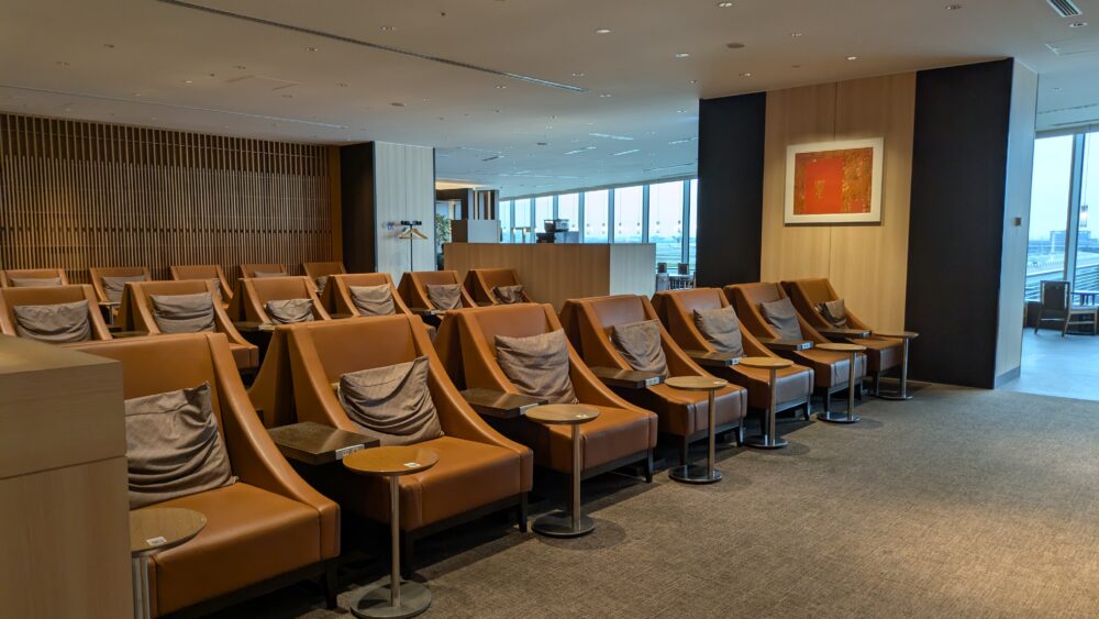 JAL羽田空港国際線サクララウンジのソファ席