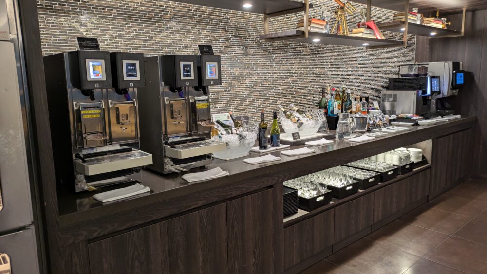 JAL羽田空港国際線サクララウンジのドリンクバー