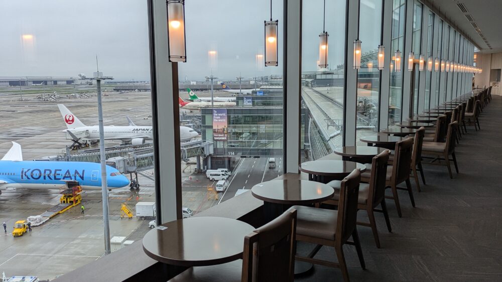 JAL羽田空港国際線サクララウンジのカウンター