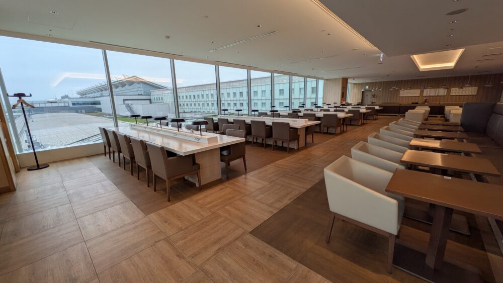 JAL羽田空港国際線サクララウンジのテーブル席