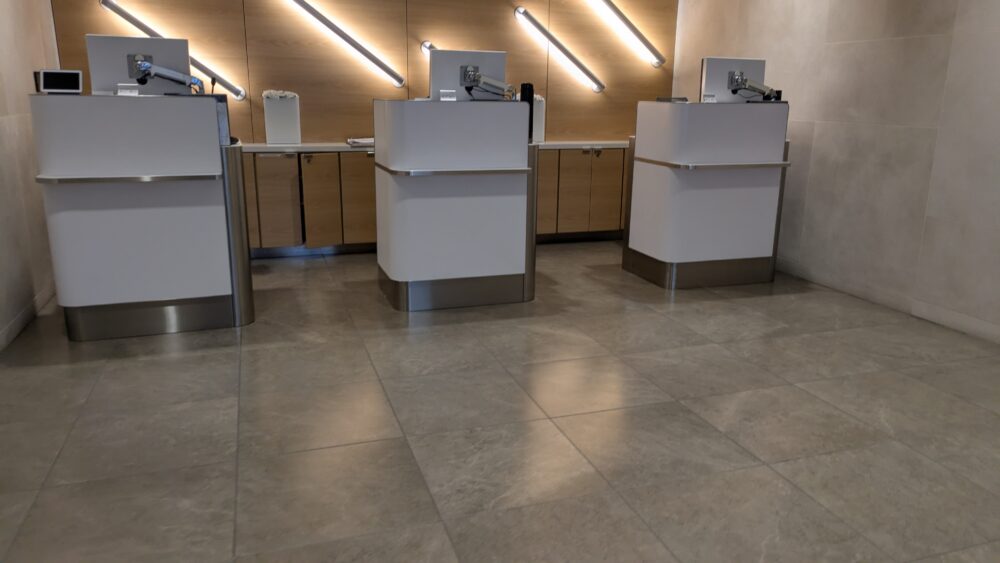 アメリカン航空のフラッグシップラウンジの受付