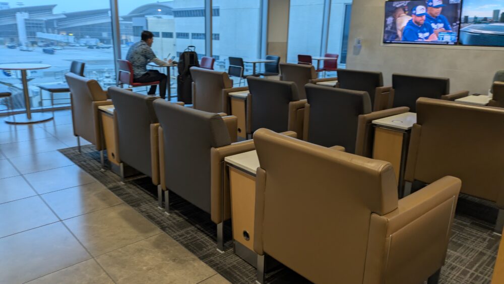 アメリカン航空のフラッグシップラウンジのソファ