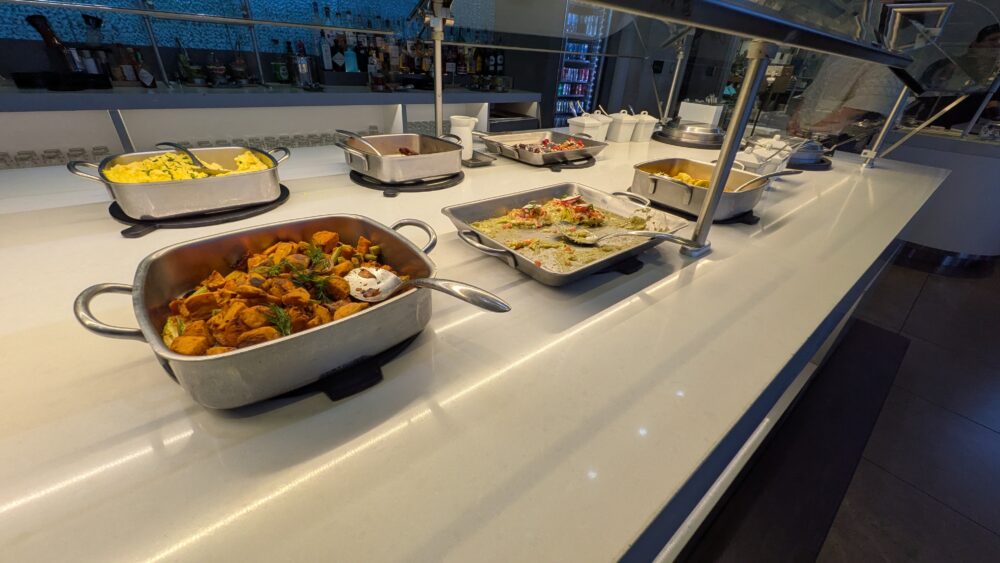 アメリカン航空のフラッグシップラウンジのブッフェ