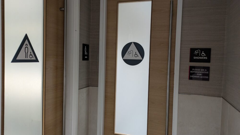 アメリカン航空のフラッグシップラウンジのシャワールーム