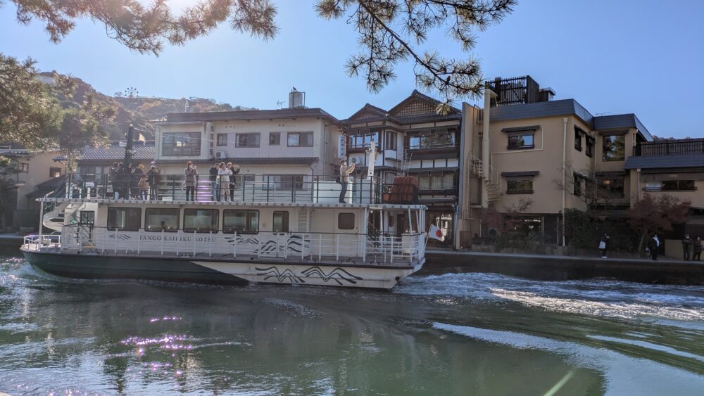 天橋立の名物「回旋橋」を通る観光船