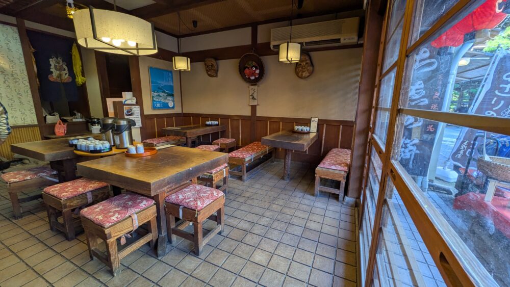 三色団子の茶屋の店内