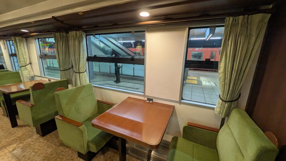 えとせとらの車内のテーブル