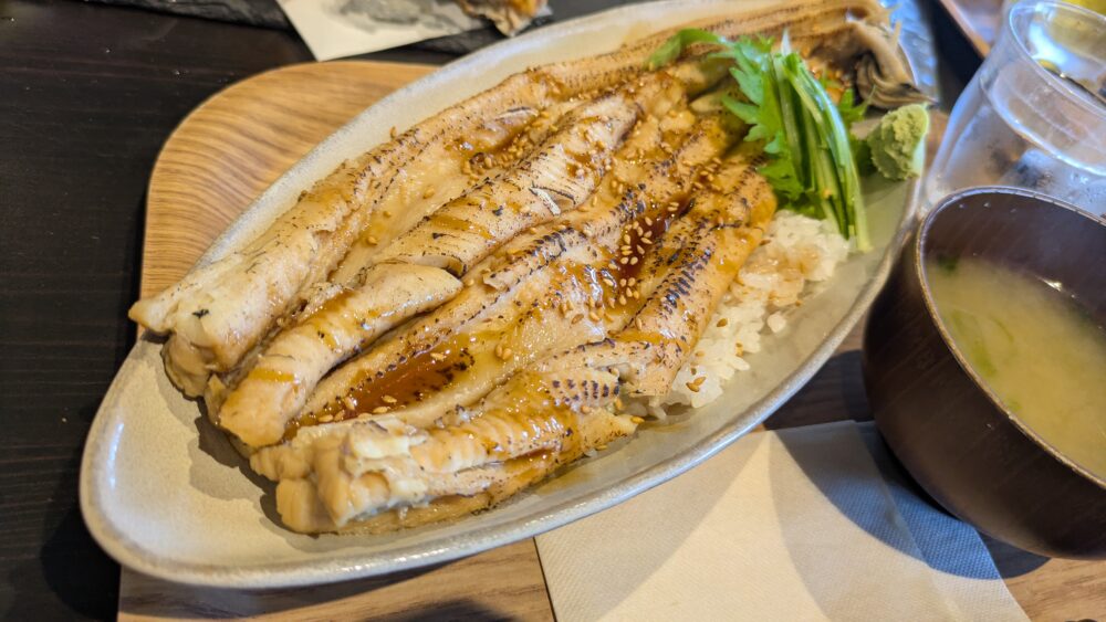 海鮮食堂KUTTAの煮穴子丼