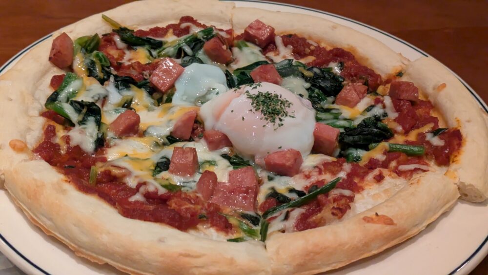 TOKYOCIRCUSCAFEのスパムとほうれん草のフラメンコピザ