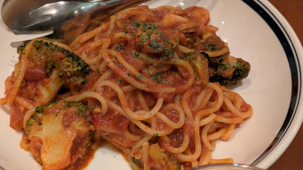 TOKYOCIRCUSCAFEのホタテとブロッコリーのアラビアータ