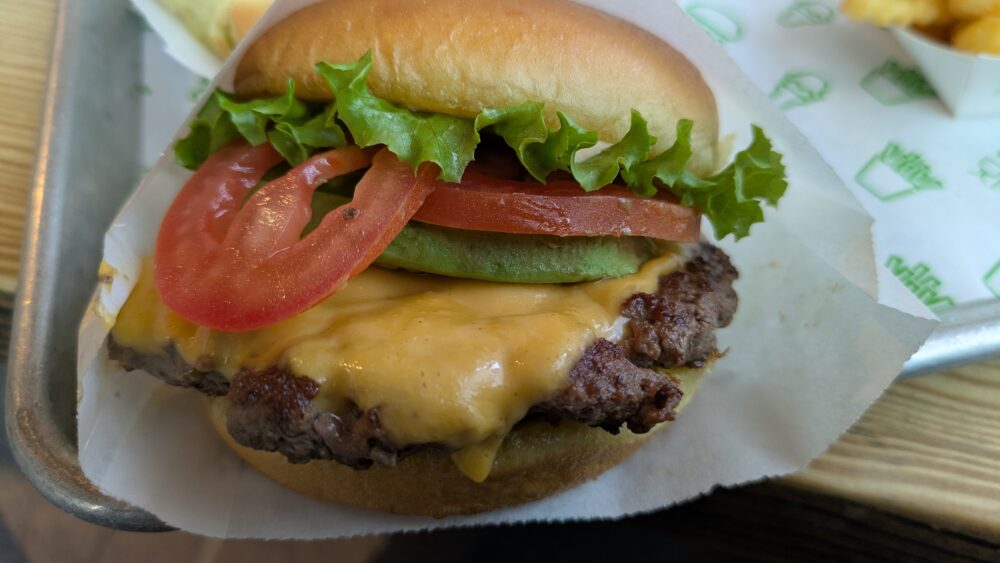 シェイクシャック東京国際フォーラム店のシャックバーガーアボカドトッピング