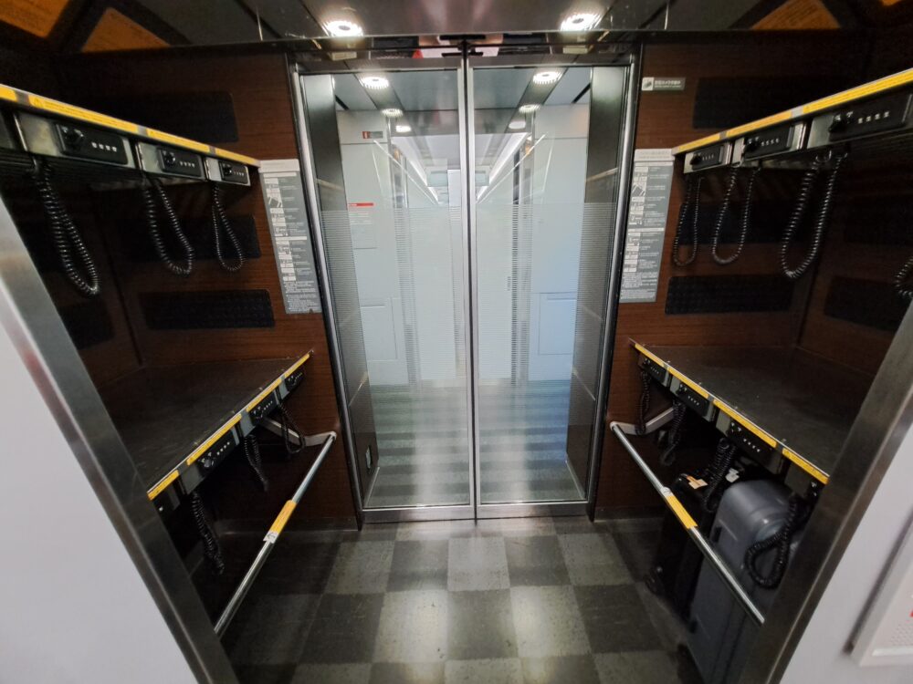 E259系の荷物置き場