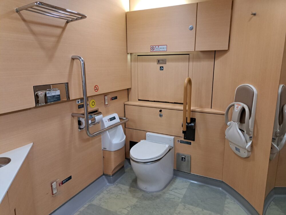 E259系のバリアフリートイレ