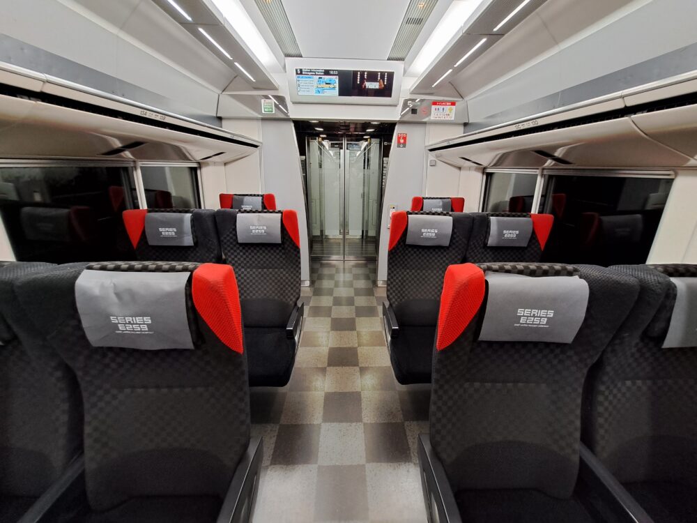 E259系の車内