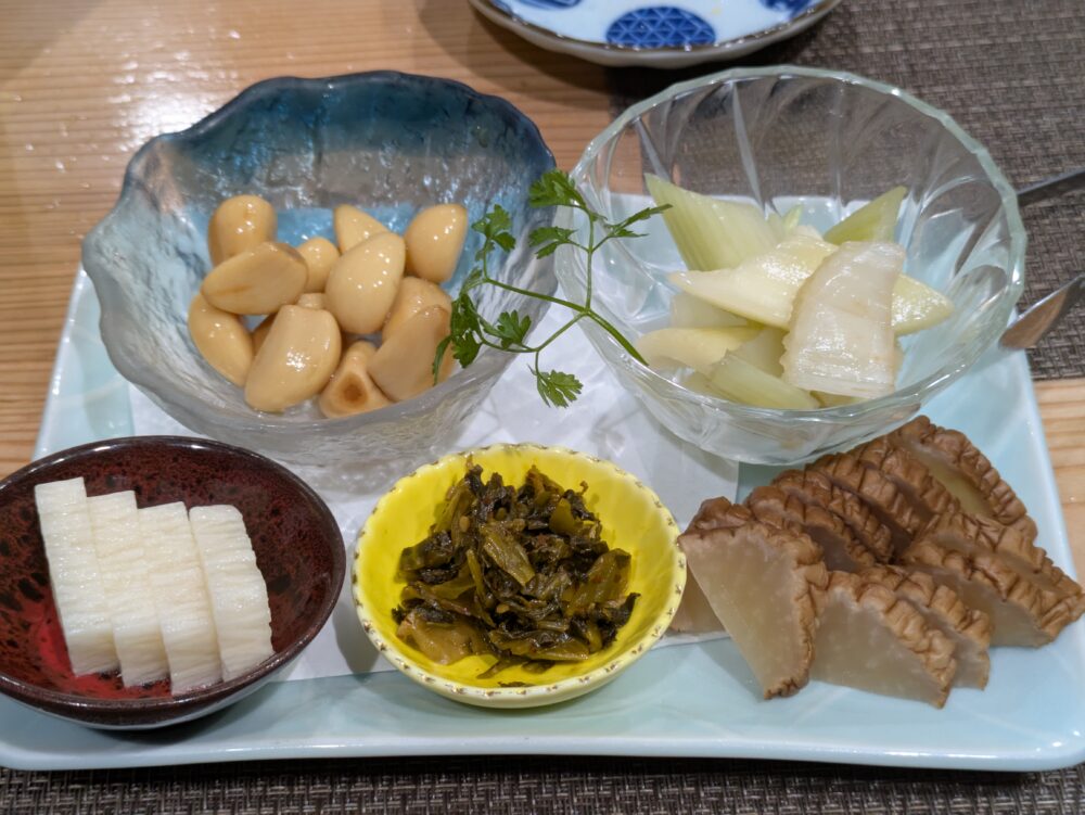 山咲きの漬物は、生姜、ごぼう、いぶりがっこ、瓜、セロリ