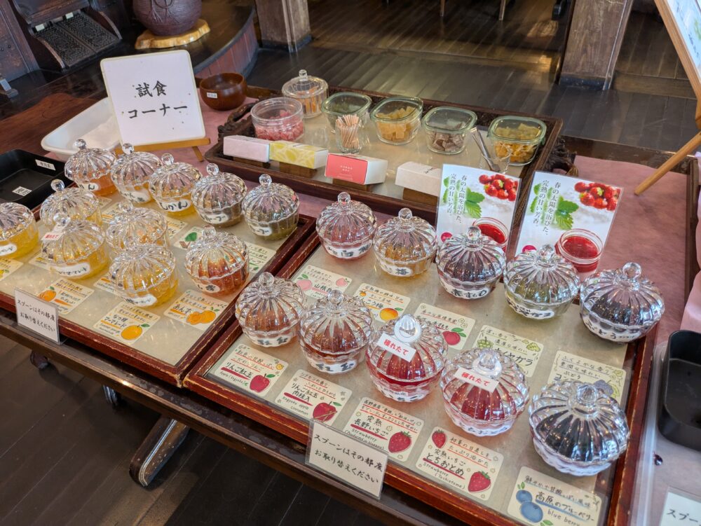 みすゞ飴本舗飯島商店の試食コーナー