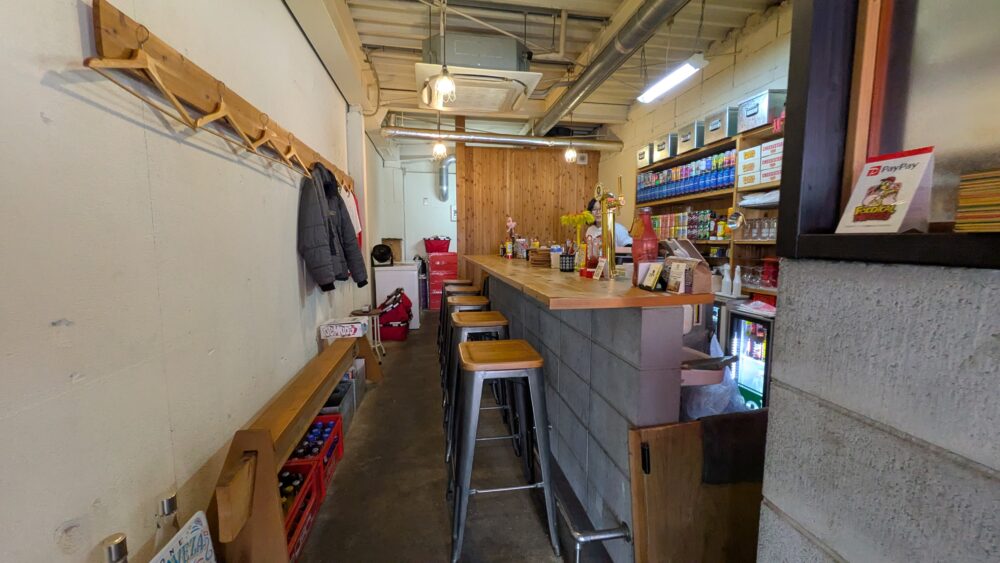 フーディカルヒーローズの店内