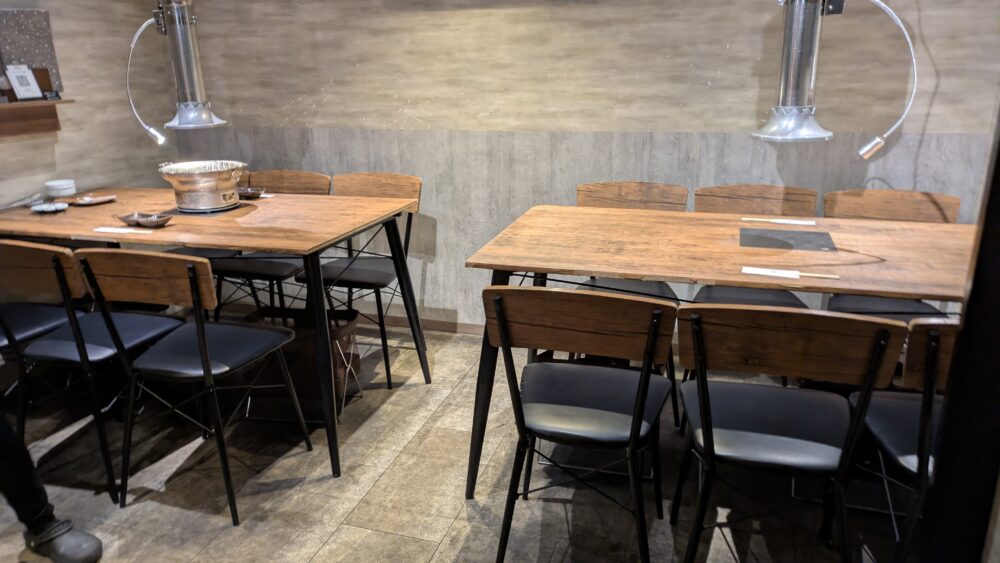 ホルモン焼肉はやぶさのテーブル席