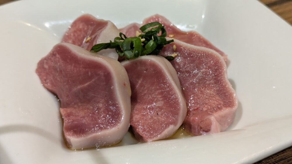 ホルモン焼肉はやぶさの豚タン