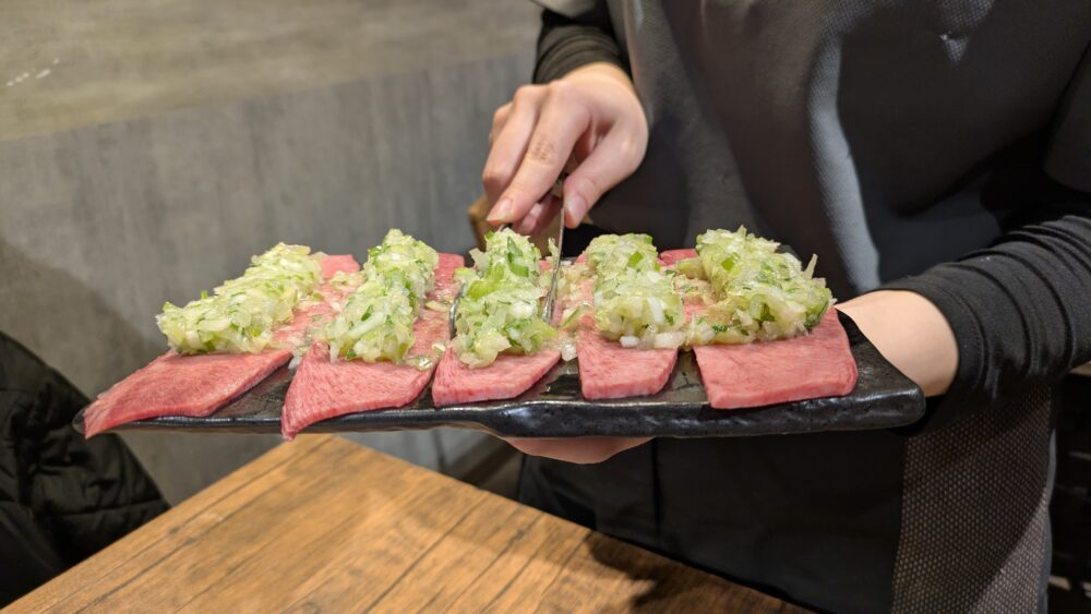 ホルモン焼肉はやぶさのたたみネギ牛タンは焼いてくれます