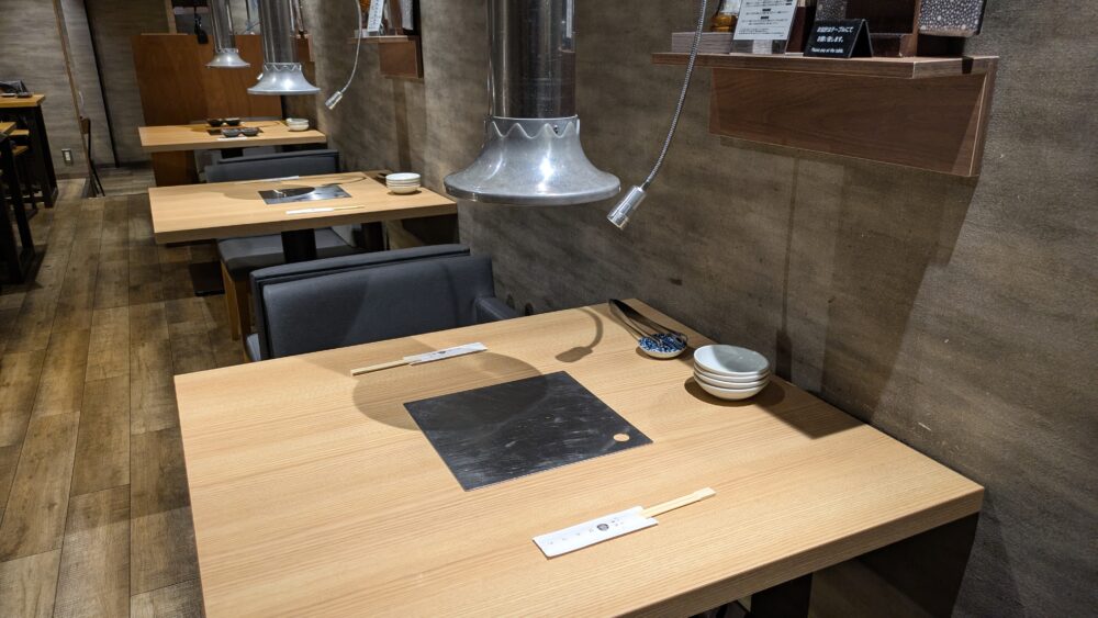 ホルモン焼肉はやぶさの2名席