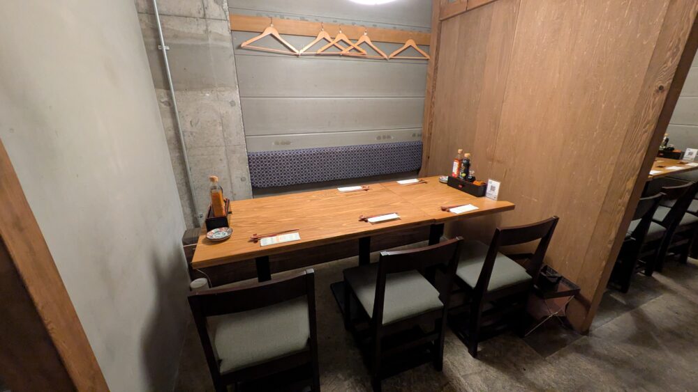 ひまり商店のテーブル席