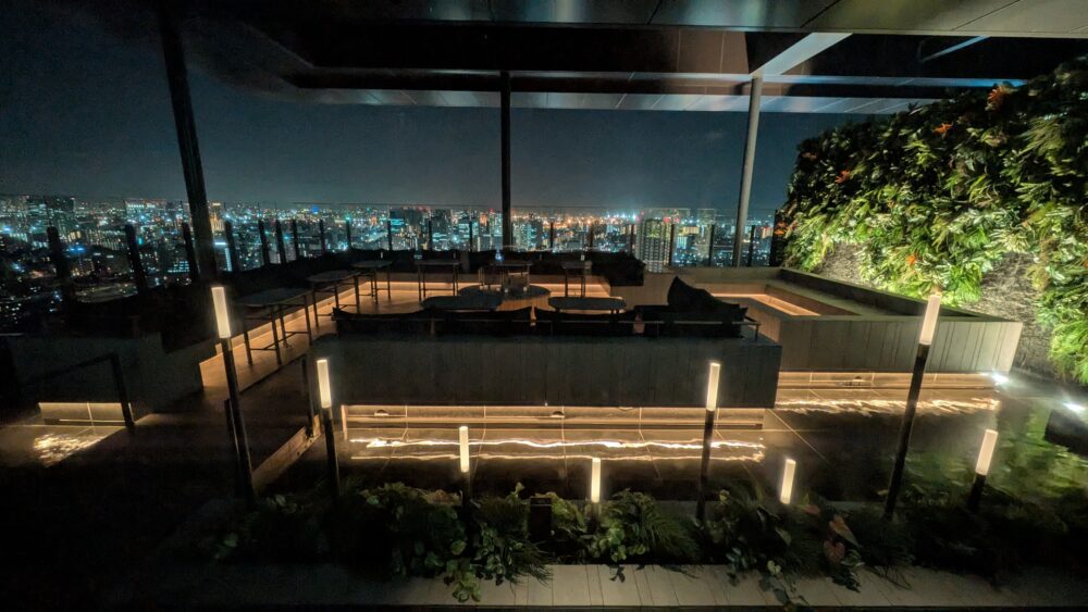 大井町のトラベラーズハウスルーフトップバーのテラス席は快適