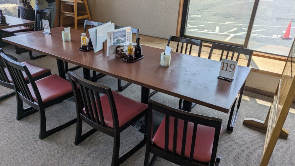 一山いけすのテーブル席