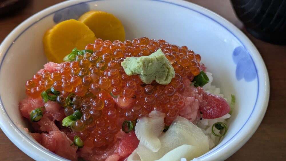 一山いけすのいくらネギマグロ丼